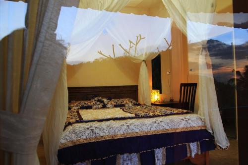 En eller flere senge i et værelse på Gangga Homestay