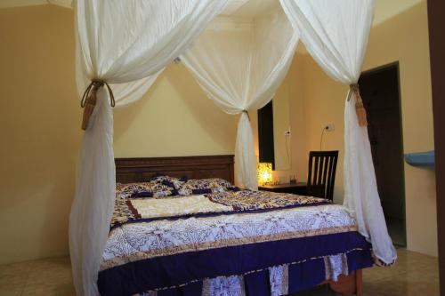 Ένα ή περισσότερα κρεβάτια σε δωμάτιο στο Gangga Homestay