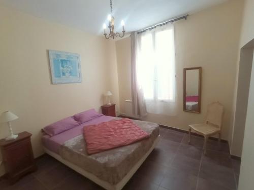 1 dormitorio con 1 cama, 1 silla y 1 ventana en Séjour à Béziers, en Béziers