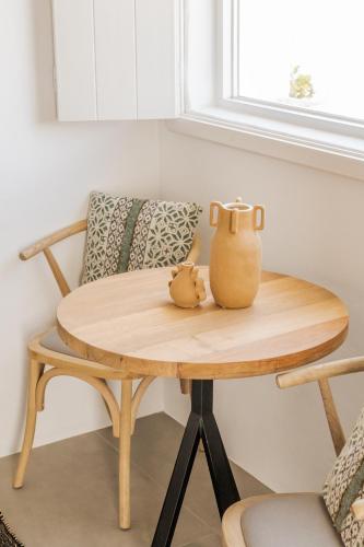 a table with a vase sitting on top of it at Villa da Comporta - Quarto Praia da Arrábida T0 in Comporta