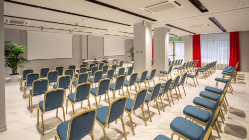 a room with rows of chairs in a classroom at Hotel American Palace Eur in Rome