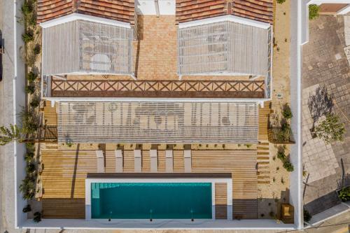 uma vista panorâmica de um edifício com piscina em Villa da Comporta - Quarto Praia da Arrábida T0 em Comporta