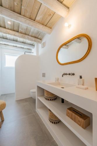 a bathroom with a sink and a mirror at Villa da Comporta - Quarto Praia da Arrábida T0 in Comporta