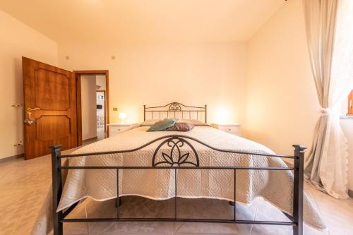 um quarto com uma cama num quarto em Casa Adele - Cilento em Ceraso