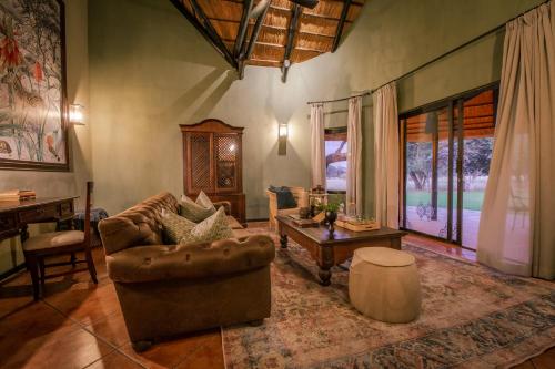 Istumisnurk majutusasutuses Okapuka Safari Lodge