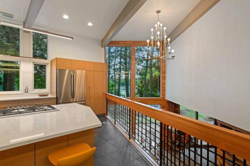 uma cozinha com um fogão e uma bancada em Modern Style Lakefront Retreat em Stevens Point