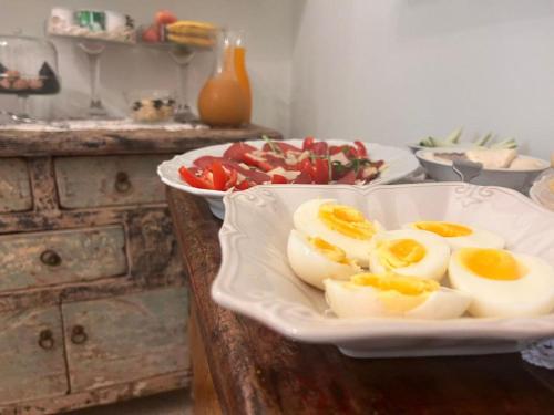 een bord met eieren en tomaten op een aanrecht bij Palazzo Gallo Resort in Gallipoli