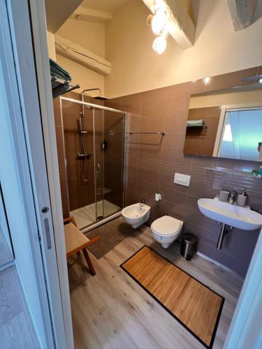 Mansarda MAZZINI في ترييستي: حمام مع مرحاض ومغسلة ودش