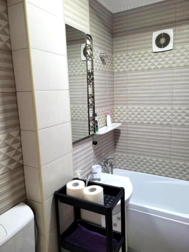 ein Badezimmer mit einem Waschbecken, einem WC und einer Badewanne in der Unterkunft Neptun Victoriei Central Studio Ploiești in Ploieşti