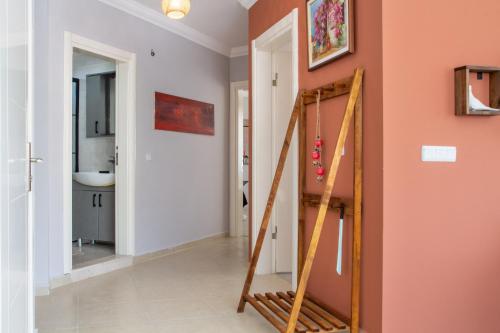 um corredor com uma escada numa casa em Flat w Sea View Terrace 1 min to Beach in Didim em Didim