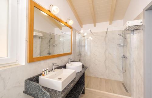 Ένα μπάνιο στο Villa Strati