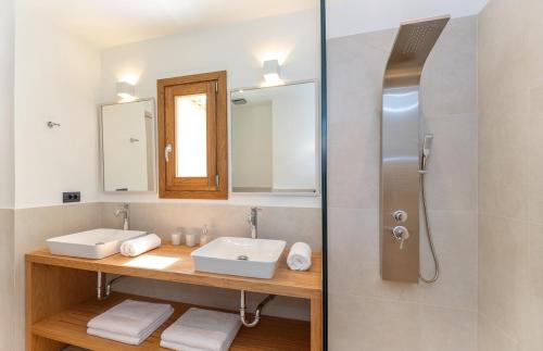 un baño con dos lavabos y una ducha en Simpson Secret Corfu, en Nisakion