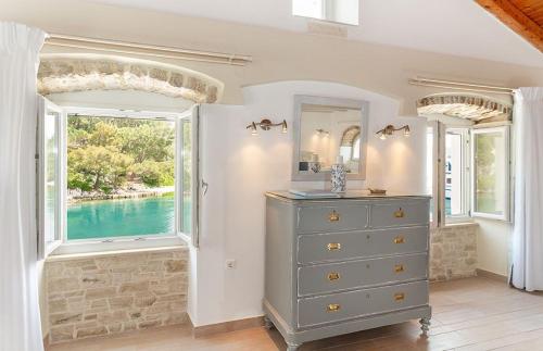 a dressing room with a dresser and a window at The Harbour House in Gaios