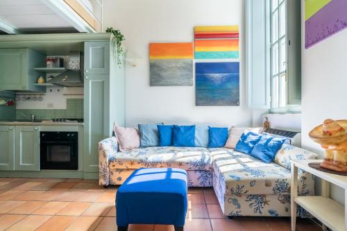 Χώρος καθιστικού στο Colors House On The Beach by Pleiades Home