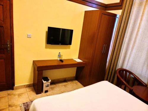 Televisyen dan/atau pusat hiburan di HOTEL ESPERANZA