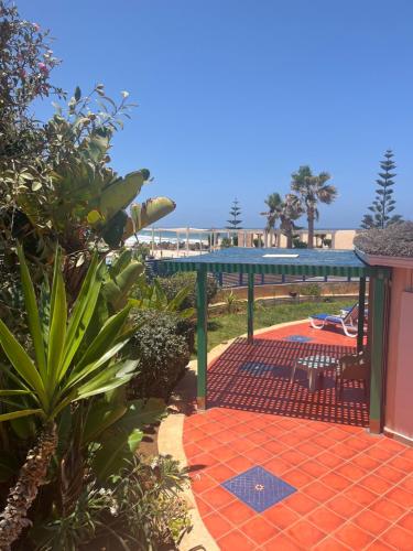 een uitzicht op het strand vanuit de tuin van een resort bij Mimid Dunes Beach in Mirleft