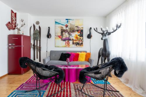 ein Wohnzimmer mit 2 Stühlen und einem Sofa in der Unterkunft Alpensafari Design Appartment in Bad Kleinkirchheim
