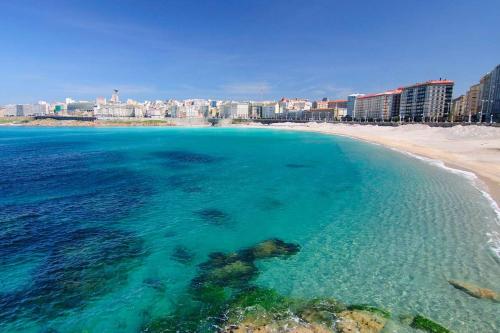 een luchtfoto van het strand en de oceaan bij Apartamento Breogan Coruña in A Coruña