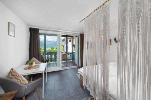Postel nebo postele na pokoji v ubytování "Boho Oase" with lake view and pool