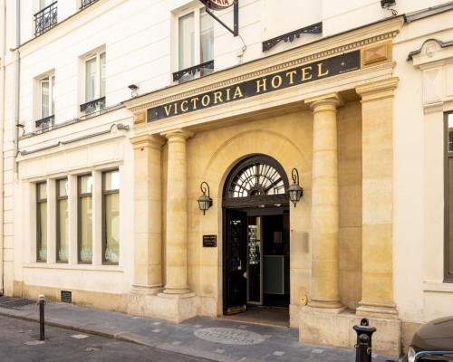 a building with the entrance to a victoria hotel at Hotel Victoria in Paris