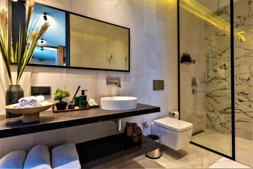 ein Bad mit einem Waschbecken, einem WC und einer Dusche in der Unterkunft Ala Suites and Villas Yalıkavak in Yalıkavak