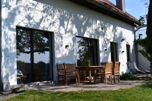 巴特羅騰費爾德的住宿－Ferienwohnung Storchennest，白色房子前面的一张桌子和椅子