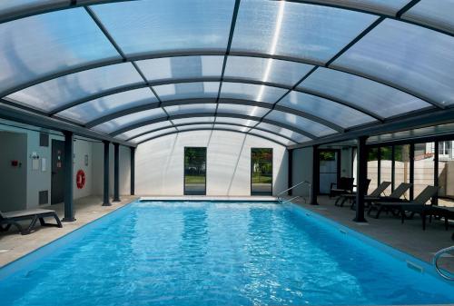 Bazén v ubytovaní Beautiful ecolodge with heated pool all year round in Charente-Maritime alebo v jeho blízkosti