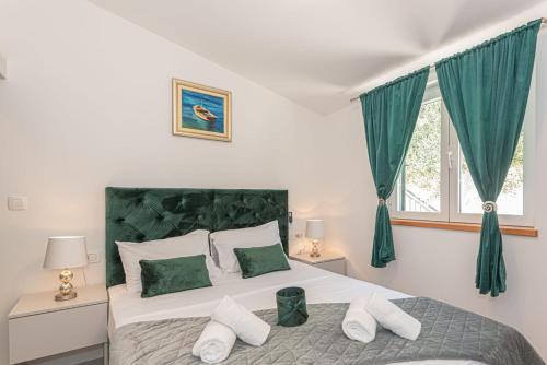 sypialnia z dużym łóżkiem z zielonymi zasłonami w obiekcie Betelgeuse w mieście Jesenice