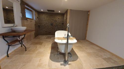 La salle de bains est pourvue de toilettes et d'un lavabo. dans l'établissement La Ferme Les Digitales, à La Bresse