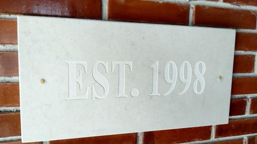 バルチクにあるVictoria Family Hotelの煉瓦壁の看板