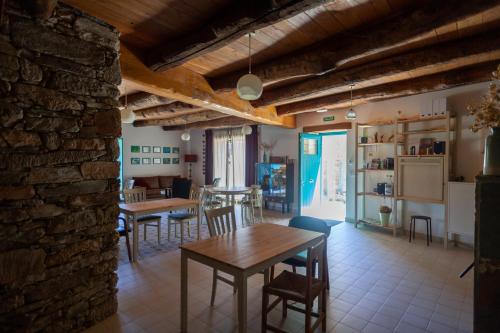 - une cuisine et une salle à manger avec une table et des chaises dans l'établissement CASA TERRA ALMA, à Laza