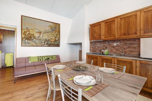 a kitchen and dining room with a table and chairs at Casa Syrah in Palmela