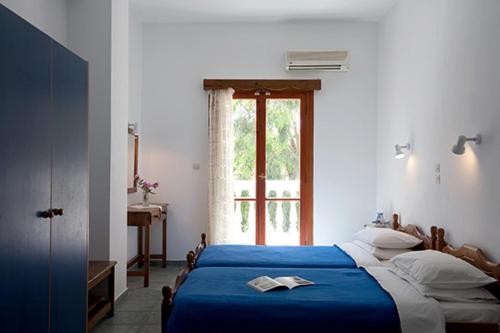 Un pat sau paturi într-o cameră la Finikas Santorini