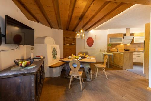 een keuken en eetkamer met een tafel en stoelen bij Appartements Fürstauer in Saalbach Hinterglemm