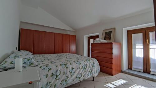 een slaapkamer met een bed, een dressoir en een raam bij Casa Vacanze Como in Casnate con Bernate