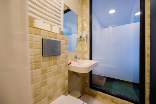 a bathroom with a sink and a toilet at Hotel Parc in Amara