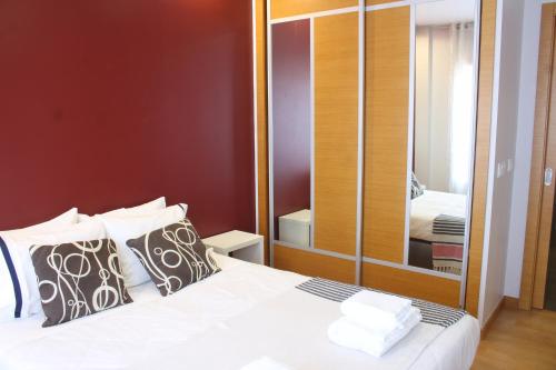 a bedroom with a bed and a large mirror at Casa da Dona Palmira in Fátima