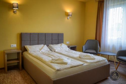 Postel nebo postele na pokoji v ubytování Nosztalgia Resort