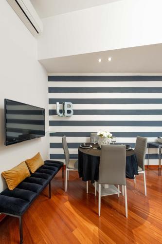 a dining room with a table and chairs at Vasca Idromassaggio, Appartamento Incantevole in Sanremo