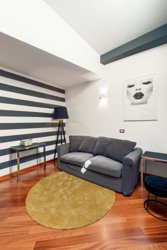 a living room with a couch and a rug at Vasca Idromassaggio, Appartamento Incantevole in Sanremo