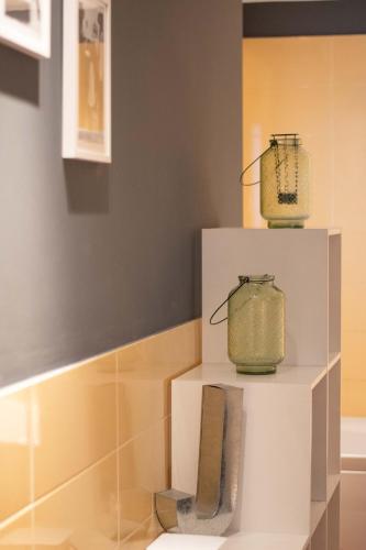 a display case with two baskets on a shelf at Vasca Idromassaggio, Appartamento Incantevole in Sanremo