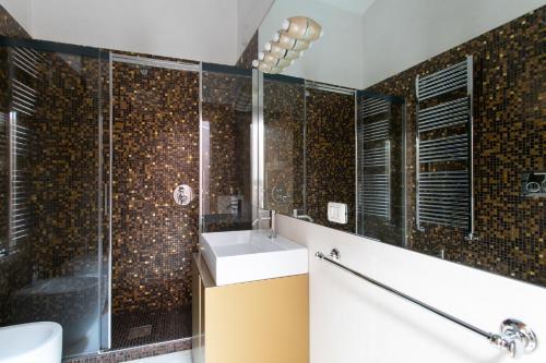 a bathroom with a shower and a sink and a toilet at Girolamo Loft by Welchome in Venice