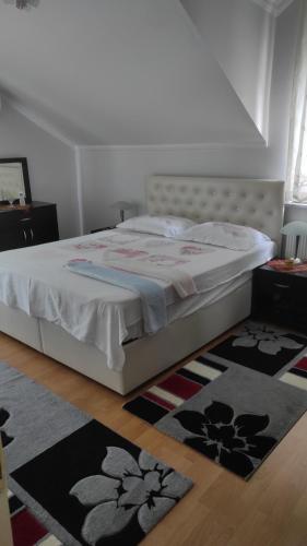een slaapkamer met een bed en een tapijt bij Aydınlar villa in Bostancı