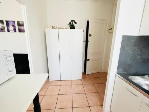 Il comprend une cuisine équipée d'un réfrigérateur blanc. dans l'établissement Studio centre Golfe Juan, à Vallauris