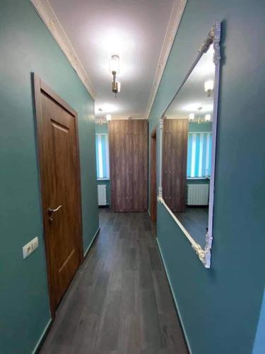 un couloir vide avec un miroir et une porte dans l'établissement Kvartita sofia, à Kobuleti