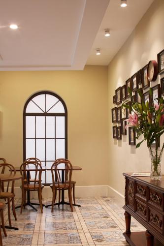 a dining room with a table and chairs and a window at Ole Tai Sam Un Hotel in Macau