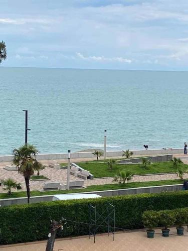 - une vue sur l'océan depuis un complexe avec une plage dans l'établissement Kvartita sofia, à Kobuleti