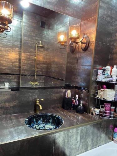 La salle de bains est pourvue d'un lavabo et d'un miroir. dans l'établissement Kvartita sofia, à Kobuleti