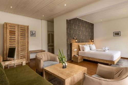 康提的住宿－Ru Boutique，酒店客房配有一张床铺和一张桌子。