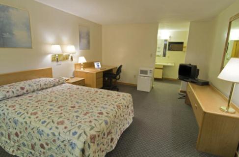 Habitación de hotel con cama y escritorio en Americas Best Value Inn Biddeford, en Biddeford